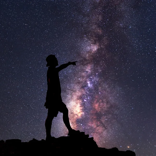Star-avcısı. Bir kişi Samanyolu yanında duruyor 