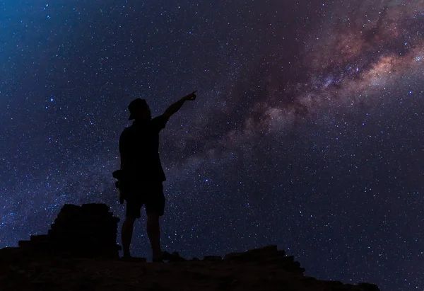 Star-Catcher. eine Person steht neben der Milchstraßengalaxie — Stockfoto