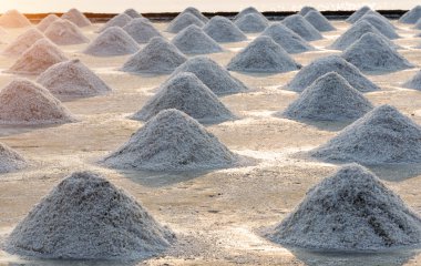 Orta duruldu. Tuz çiftlik hasat, Tayland için hazır