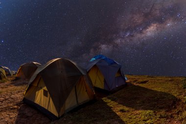 Dağ altında açık Samanyolu üstüne kamp
