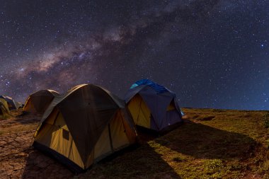 Dağ altında açık Samanyolu üstüne kamp