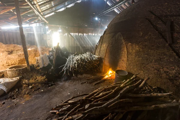 Pilha de madeira em chamas lentas na fábrica de carvão vegetal, Tailândia — Fotografia de Stock
