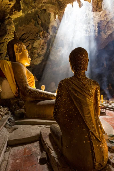 Καταπληκτικό Βουδισμό με την ακτίνα του φωτός στο σπήλαιο — Φωτογραφία Αρχείου