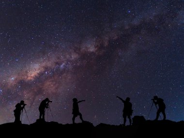 Star-avcısı. Bir kişi Samanyolu yanında duruyor 