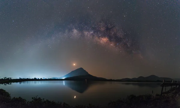 Tydligt Vintergatan över fjället, Thailand — Stockfoto