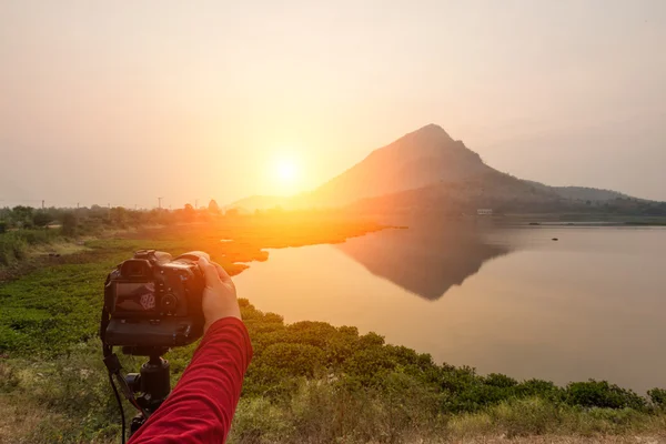 Fotograf macht ein Foto vom Sonnenuntergang — Stockfoto