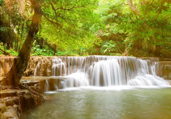 Vízesés esőerdőkben (Huay Mae Kamin vízesés, Kanchanabur — Stock Fotó