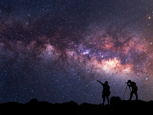 Star-avcısı. Bir kişi Samanyolu yanında duruyor 