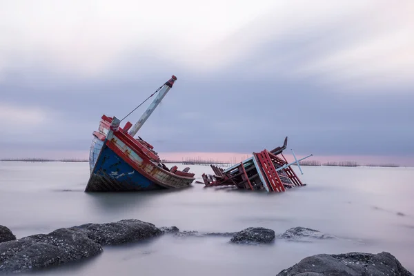 Skeppsbrott på en strand med mulen himmel, Thailand — Stockfoto