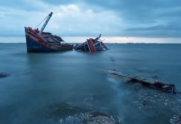 Bulutlu gökyüzü, Tayland ile bir plajda batık