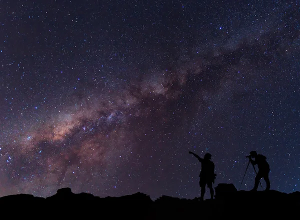 明星-麦田守望者 》。一个人站在银河系旁边 — 图库照片
