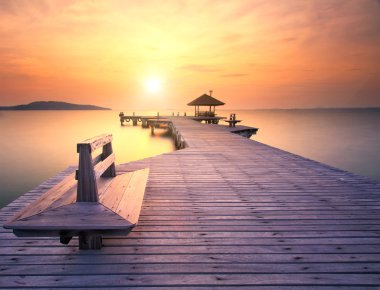 Uzun köprünün diğer tarafında bir güzel gündoğumu, Rayong, T ile deniz