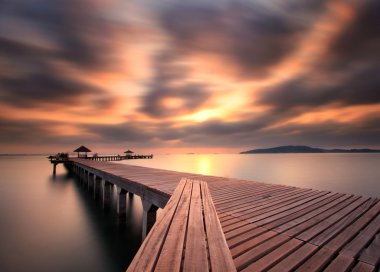 Uzun köprünün diğer tarafında deniz, Tayland