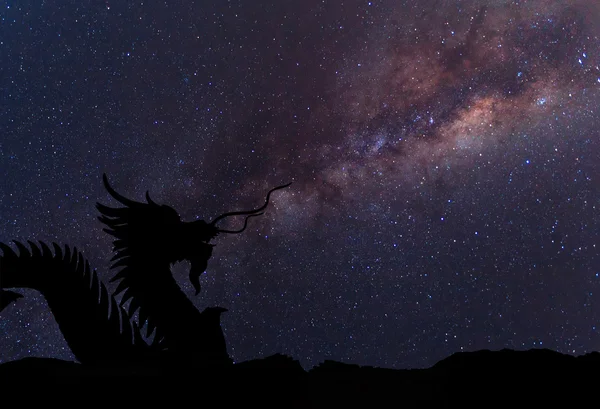 Açıkça Samanyolu ve siluet Dragon
