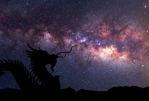 Açıkça Samanyolu ve siluet Dragon