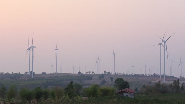 Větrné elektrárny vyrábějící elektřinu, Thajsko — Stock video