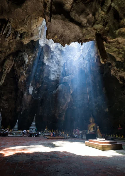 Καταπληκτικό Βουδισμό με την ακτίνα του φωτός στο σπήλαιο, Ρατσαμπούρι P — Φωτογραφία Αρχείου