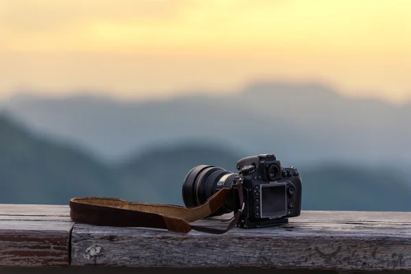 Equipamento de fotógrafo de viagem com bela paisagem — Fotografia de Stock