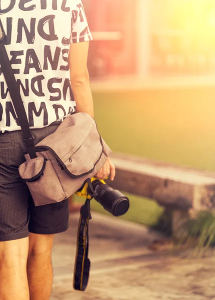 Nahaufnahme eines Mannes, der eine Kamera für ein Foto in der Hand hält — Stockfoto