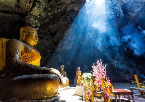 Καταπληκτικό Βουδισμό με την ακτίνα του φωτός στο σπήλαιο — Φωτογραφία Αρχείου