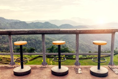 Gündoğumu treveler için hazır bir güverte üzerinde yalnız boş koltukları 