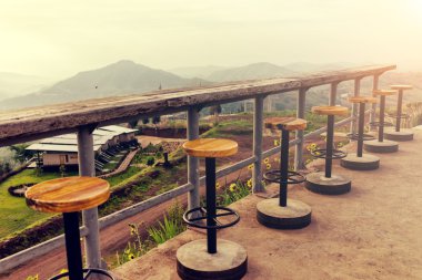 Gündoğumu treveler için hazır bir güverte üzerinde yalnız boş koltukları 