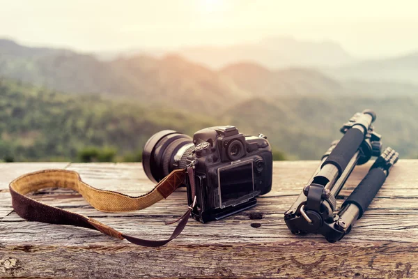 Reisefotografenausrüstung mit schöner Landschaft auf der Ba — Stockfoto