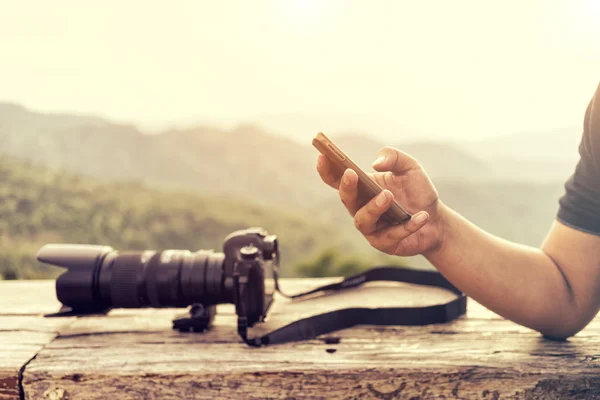 Nahaufnahme des Menschen mit Handy und Landschaft — Stockfoto