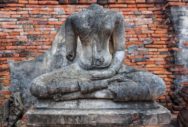 Eski başsız kırık Buda heykeli Ayutthaya Tayland at
