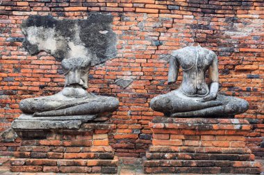 Eski başsız kırık Buda heykeli Ayutthaya Tayland at