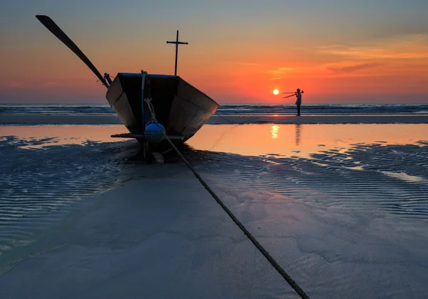 Barco de pesca na praia durante o pôr do sol — Fotografia de Stock