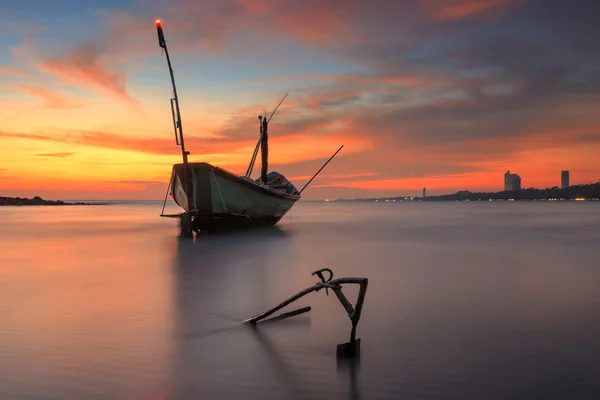 Fischerboot am Strand bei Sonnenuntergang — Stockfoto