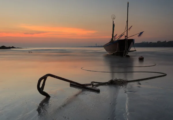 渔船在日落海滩 — 图库照片