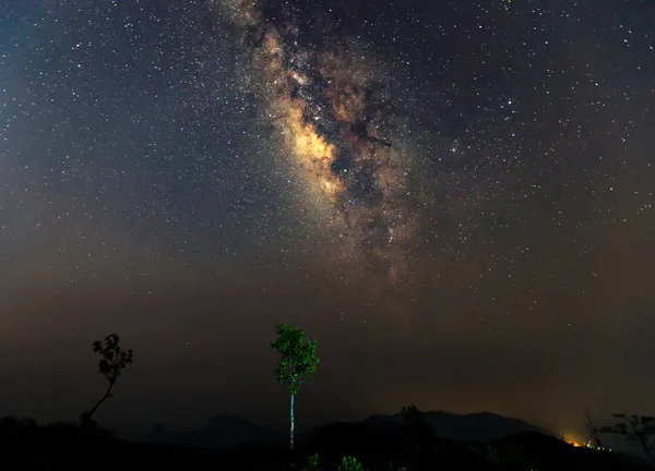 Dağın üzerinden geçen samanyolu