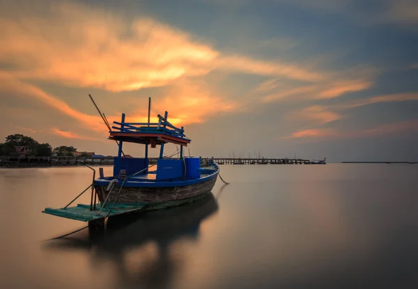 Fischerboot am Strand bei Sonnenuntergang — Stockfoto