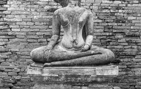 Παλιά ακέφαλο σπασμένο άγαλμα του Βούδα στο Ayutthaya Ταϊλάνδη σε μαύρο χρώμα — Φωτογραφία Αρχείου
