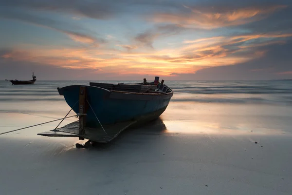 Bateau de pêche à la plage pendant le coucher du soleil — Photo