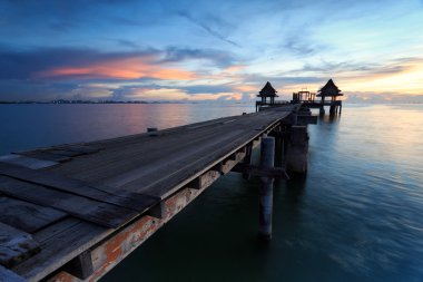 Güzel gün doğumu, Tayland ile deniz üzerinde uzun köprü