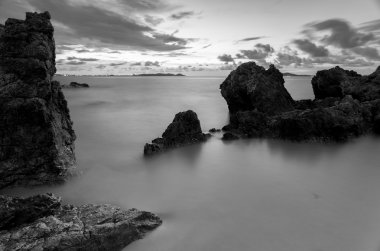 Siyah beyaz taş sahilde güzel gün batımı