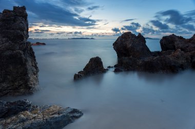 Taş sahilde güzel gün batımı
