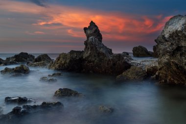 Taş sahilde güzel gün batımı