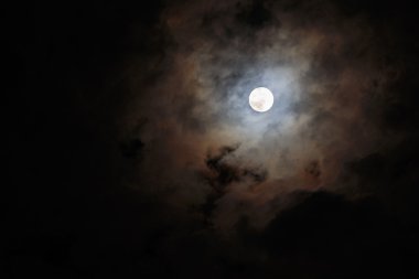 Bulanık - moon ile karanlık fırtınalı gökyüzü