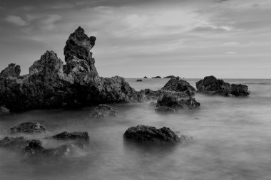Siyah ve beyaz, Tayland taş sahilde güzel gün batımı