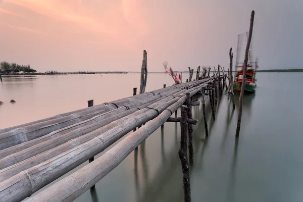Ponte de bambu e barco de pesca em movimento usando techn exposição longa — Fotografia de Stock