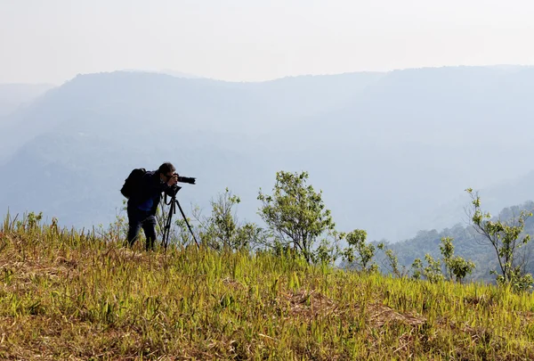 Fotógrafo atirando no pico da montanha — Fotografia de Stock