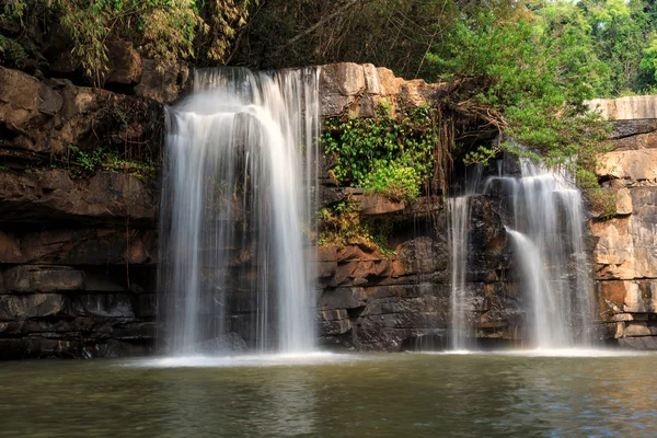 Bílý potok vodopád v Thajsku — Stock fotografie