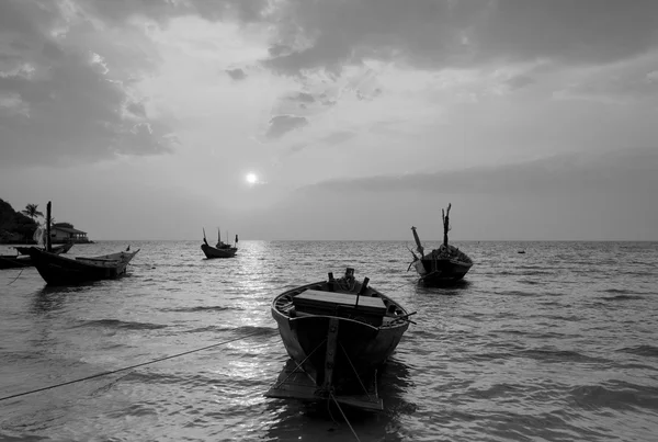 用一个美丽的黄昏，在黑色和白色，Tha 渔船 — 图库照片