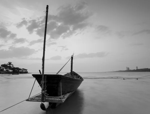 O barco de pesca com um belo pôr do sol em preto e branco, Tha — Fotografia de Stock