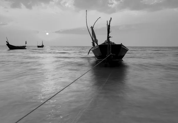 The fishing boat with a beautiful sunset in black and white, Tha — Stock Photo, Image