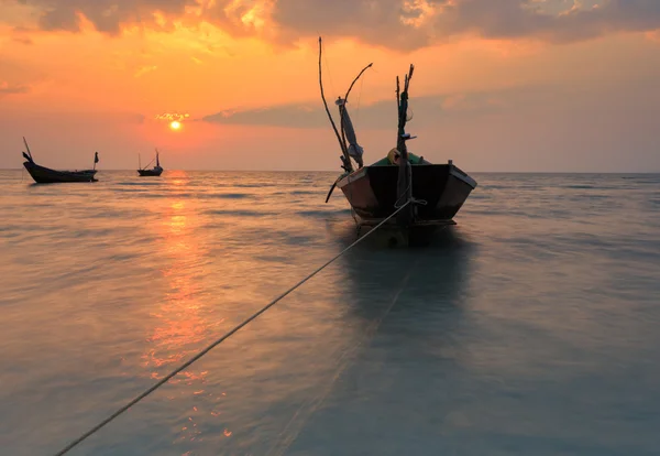 Barca de pescuit cu un apus de soare frumos, Thailanda — Fotografie, imagine de stoc